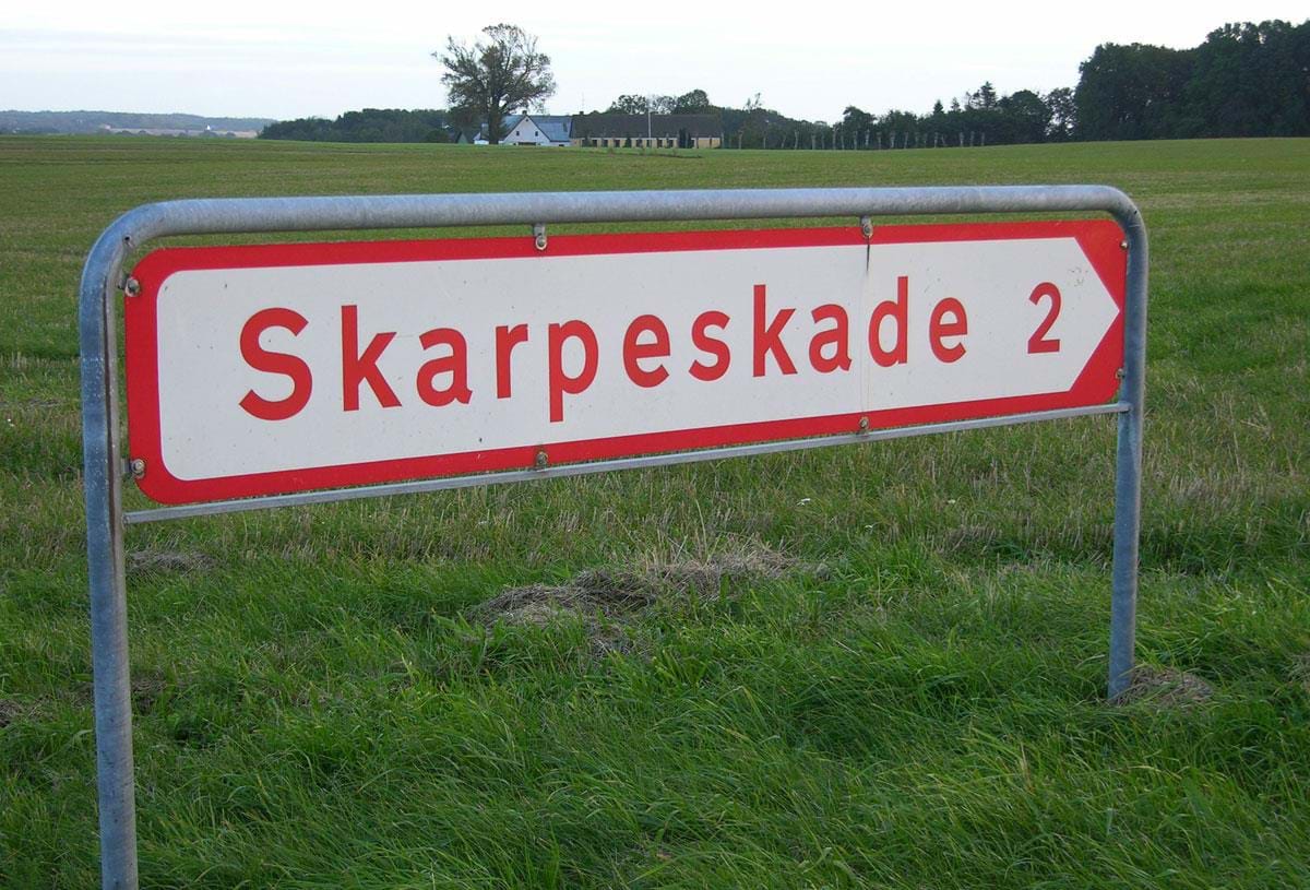Skarpeskade vejskilt